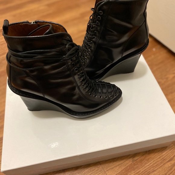 Givenchy - Picture 2 of 6